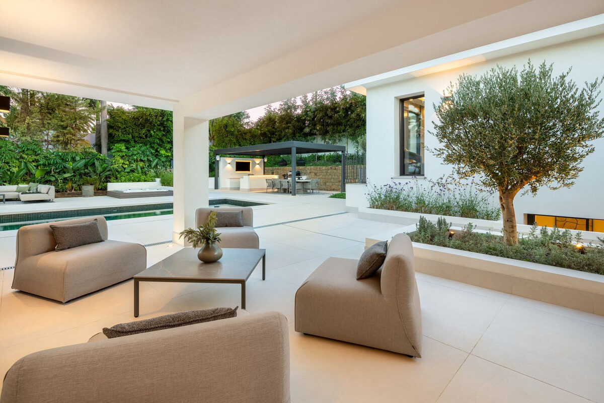 €1M – €2.5M